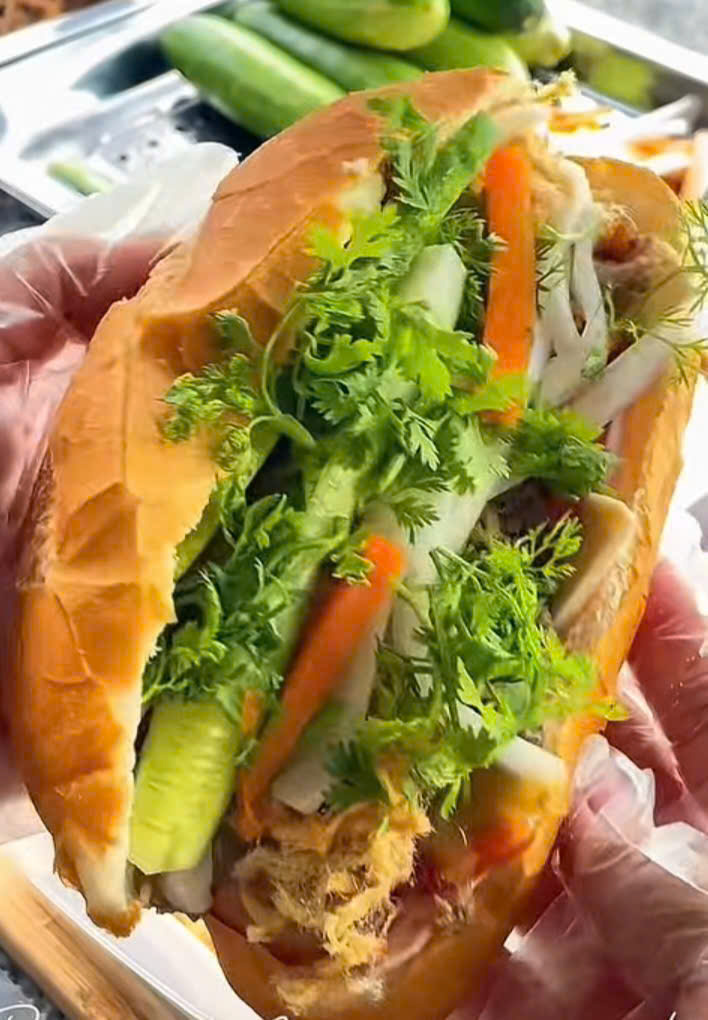 Bữa sáng nhanh gọn với bánh mì Hoàng Phúc